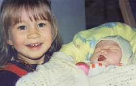 Natascha haelt Viola auf dem Arm